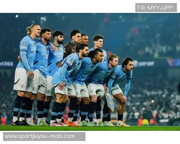 曼城新赛季全家福展现团结精神瓜帅领衔福登与B席并肩作战